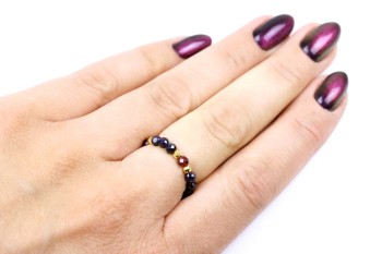 Pierścionek z naturalnym szafirem i granatem na dłoni, złocona oprawa z kuleczkami, biżuteria marki Brazi