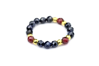 Pierścionek z fasetowanym szafirem i granatem w oprawie ze złotych kuleczek, biżuteria marki Brazi