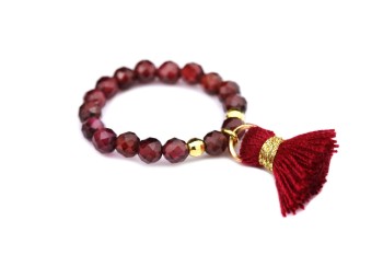 Pierścionek z naturalnym granatem i czerwonym chwostem, fasetowane koraliki i złote przekładki, biżuteria Brazi