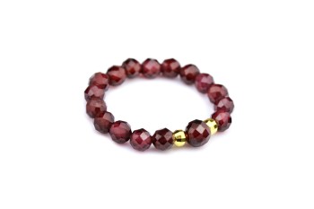 Pierścionek z fasetowanych koralików naturalnego granatu ze złotymi elementami, biżuteria Brazi