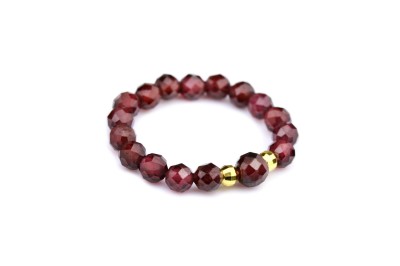 Pierścionek z fasetowanych koralików naturalnego granatu ze złotymi elementami, biżuteria Brazi