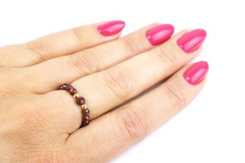 Pierścionek z koralików naturalnego granatu na dłoni, minimalistyczna biżuteria marki Brazi