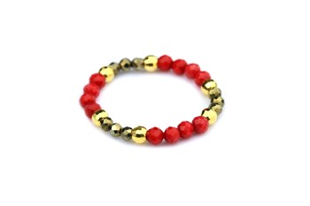 Pierścionek z naturalnym koralem i fasetowanym pirytem ze złotymi detalami, ręcznie wykonana biżuteria Brazi