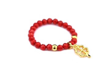 Pierścionek z koralem, złoty zawieszek koniczynka. Brazi Druse Jewelry.