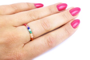 Pierścionek Brazi Druse Jewelry z kamieniami Czakry: kolorowy, delikatny.