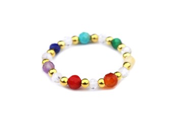 Złocony pierścionek z kryształem górskim i wielobarwnymi minerałami na białym tle, marka Brazi.