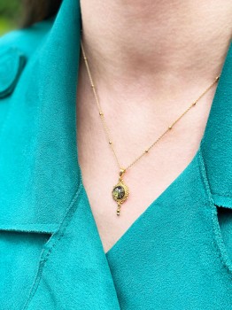 Naszyjnik Brazi Druse Jewelry z bursztynem, zielony, okrągły, złota oprawa.