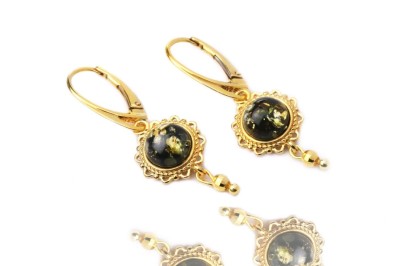 Kolczyki Brazi Druse Jewelry z bursztynem zielonym, złota oprawa, zdobione.