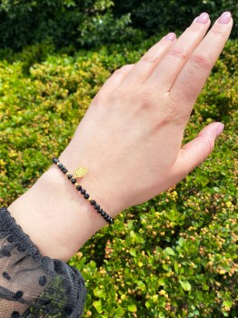 Bransoletka z naturalnym turmalinem i złotą zawieszką w świetle dziennym, biżuteria Brazi