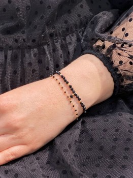 Bransoletka podwójna z czarnym turmalinem i spinelem na złotym łańcuszku, biżuteria marki Brazi.