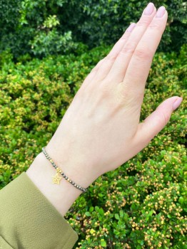 Bransoletka z naturalnego pirytu z ażurową gwiazdką prezentowana w świetle dziennym, biżuteria Brazi