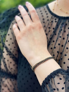 Potrójna bransoletka z naturalnym pirytem i czarnym turmalinem na nadgarstku modelki, biżuteria Brazi