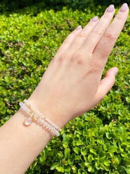 Bransoletka podwójna z kryształu górskiego o fasetowanym szlifie w świetle słonecznym, Brazi