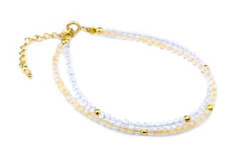 Bransoletka z kryształem górskim i cytrynem z pozłacanymi elementami na białym tle, Brazi.