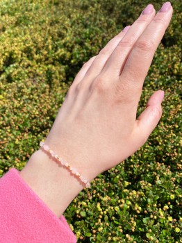 Bransoletka z kwarcu różowego na kobiecym nadgarstku w świetle dziennym, biżuteria Brazi