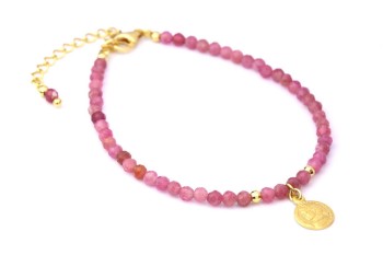 Bransoletka z fasetowanym różowym turmalinem i złotą monetką na białym tle, marka Brazi