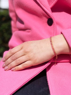 Bransoletka z naturalnym różowym turmalinem na złotym łańcuszku, biżuteria Brazi prezentowana na nadgarstku.