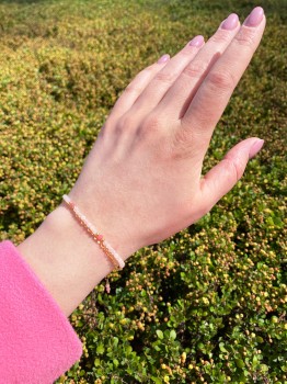 Złota bransoletka z kwarcem różowym i czarnym turmalinem na nadgarstku, marka Brazi