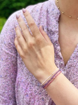 Bransoletka z różowych i fioletowych kamieni naturalnych na nadgarstku, biżuteria handmade marki Brazi.