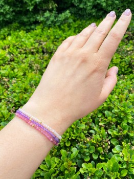 Potrójna bransoletka z fasetowanych minerałów w świetle naturalnym, ametyst i kwarc różowy Brazi.