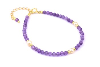 Bransoletka z naturalnym ametystem i perłami na złoconym łańcuszku, biżuteria Brazi