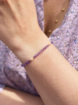 Bransoletka z fioletowym ametystem i perłami na nadgarstku, ręcznie wykonana biżuteria Brazi