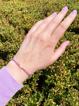 Bransoletka z naturalnych kamieni ametystu i pereł w świetle słonecznym, marka Brazi