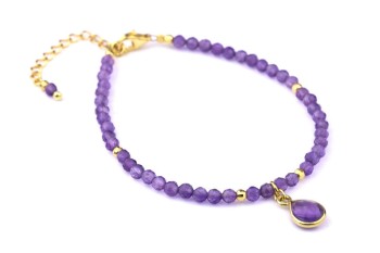 Bransoletka z naturalnego ametystu z pozłacaną zawieszką łezką na białym tle, marka Brazi