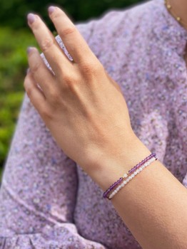 Bransoletka z ametystem i kamieniem księżycowym prezentowana na nadgarstku, biżuteria marki Brazi