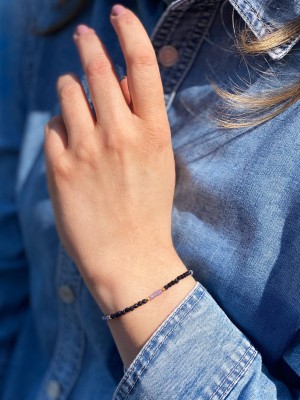 Bransoletka z naturalnym tanzanitem i mieniącą się nocą kairu na nadgarstku, biżuteria Brazi.