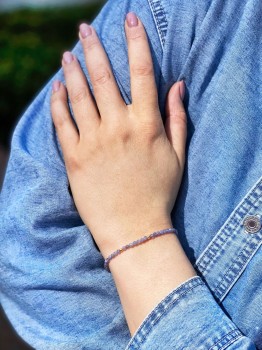 Bransoletka z naturalnym tanzanitem na nadgarstku modelki, biżuteria Brazi