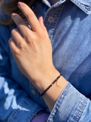 Bransoletka z kamieni Noc Kairu z zawieszką w kształcie księżyca na nadgarstku, biżuteria Brazi