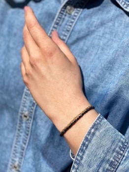 Bransoletka z kamieni Noc Kairu na złotym łańcuszku, prezentacja produktu na nadgarstku, biżuteria Brazi.