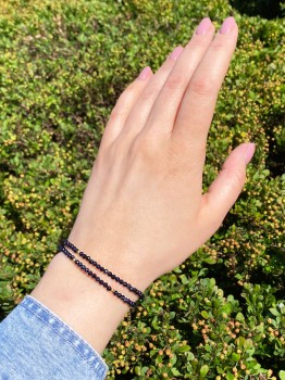 Bransoletka podwójna Noc Kairu na nadgarstku, fasetowane kamienie i złote dodatki Brazi