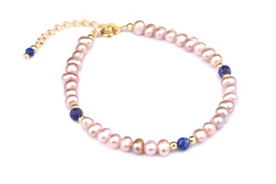 Bransoletka z różowymi perłami i fasetowanym lapis lazuli ze złotym zapięciem, biżuteria Brazi.