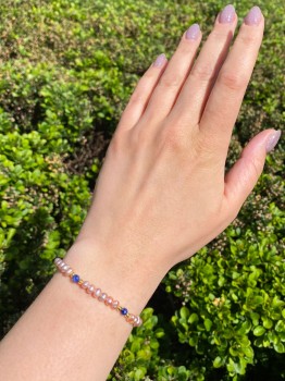 Bransoletka z różowymi perłami i niebieskim lapis lazuli w świetle dziennym, marka Brazi.