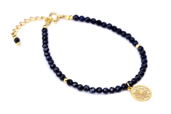 Bransoletka szafirowa z zawieszką, Brazi Druse Jewelry. Elegancka, niebieska biżuteria z pozłacanym detalem.