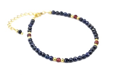 Bransoletka z szafirem i granatem ze złotymi przekładkami na białym tle, biżuteria Brazi.