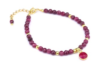 Bransoletka z naturalnych rubinów z fasetowaną zawieszką i złotymi elementami, ręcznie wykonana biżuteria Brazi.