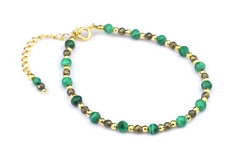 Bransoletka z malachitem i pirytem na złotym łańcuszku z przedłużką, biżuteria Brazi na białym tle