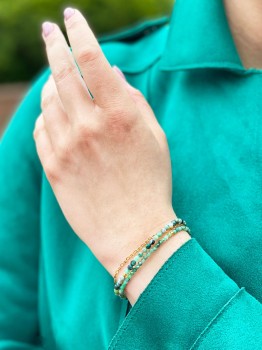 Bransoletka Szmaragd z łańcuszkiem Brazi Druse: zielona, delikatna, z pozłacanymi elementami.