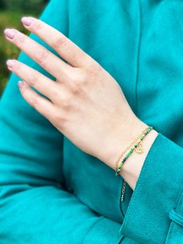 Bransoletka z kamieni naturalnych zoisytu i rubinu z zawieszką lotosu na ręku modelki, Brazi