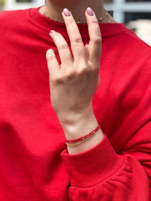 Bransoletka z naturalnym koralem i złotym łańcuszkiem na nadgarstku, biżuteria Brazi