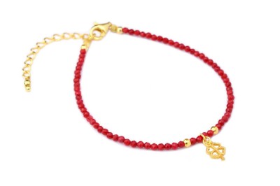 Czerwona koralowa bransoletka Brazi Druse Jewelry z zawieszką koniczynki.