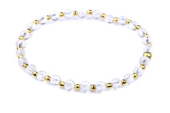 Bransoletka z fasetowanym kryształem górskim i złotymi kuleczkami na białym tle, biżuteria Brazi