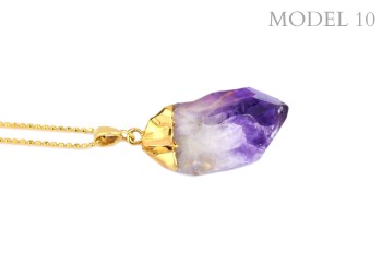 Naszyjnik z masywnym kryształem ametystu i jasnymi inkluzjami, złocona oprawa, marka Brazi.