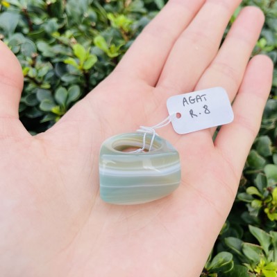 Szeroki pierścionek z naturalnego agatu o pasmowym wzorze w odcieniach bieli i zieleni, biżuteria Brazi.