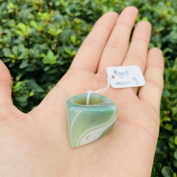 Pierścionek z naturalnego zielonego agatu o rzeźbiarskiej formie i pasiastej strukturze, biżuteria Brazi