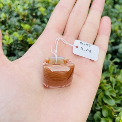 Oszlifowany pierścionek z naturalnego agatu rudego o geometrycznej formie, biżuteria Brazi