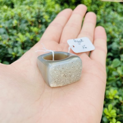 Pierścionek z naturalnego agatu o stalowej barwie z krystaliczną druzą, biżuteria marki Brazi